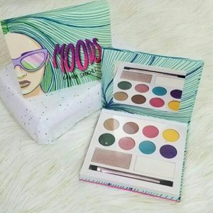 Laura Sanchez MOODS eyeshadow pallete.